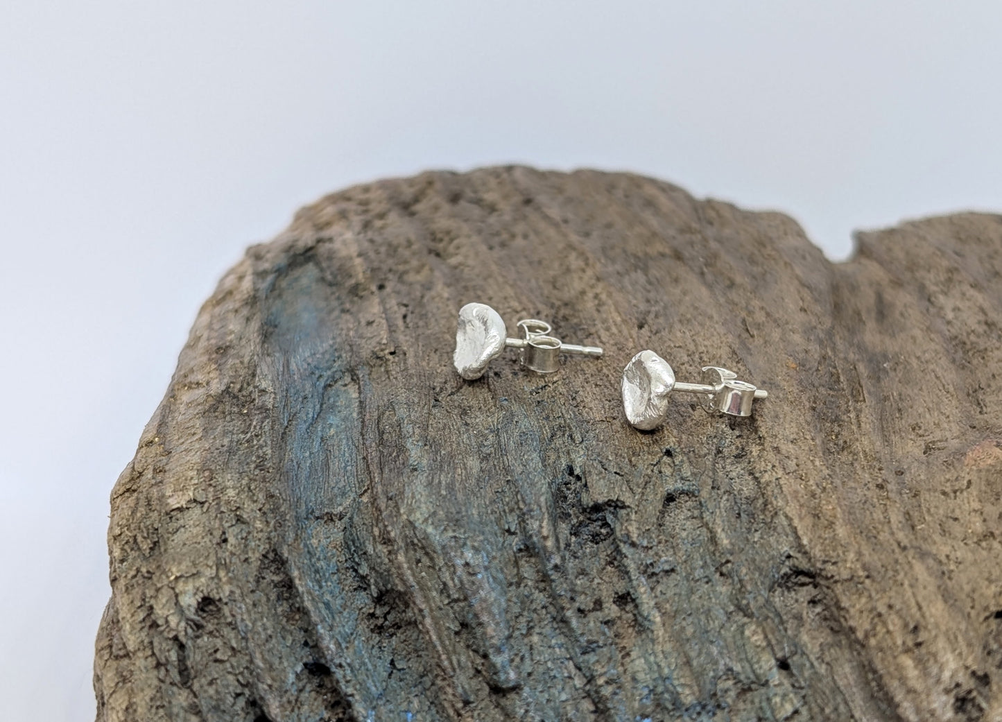 Silver splash stud earrings