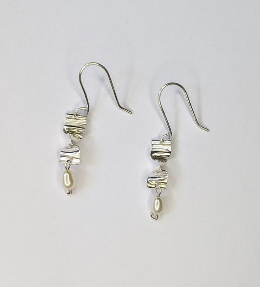 Silver earrings with pearl 