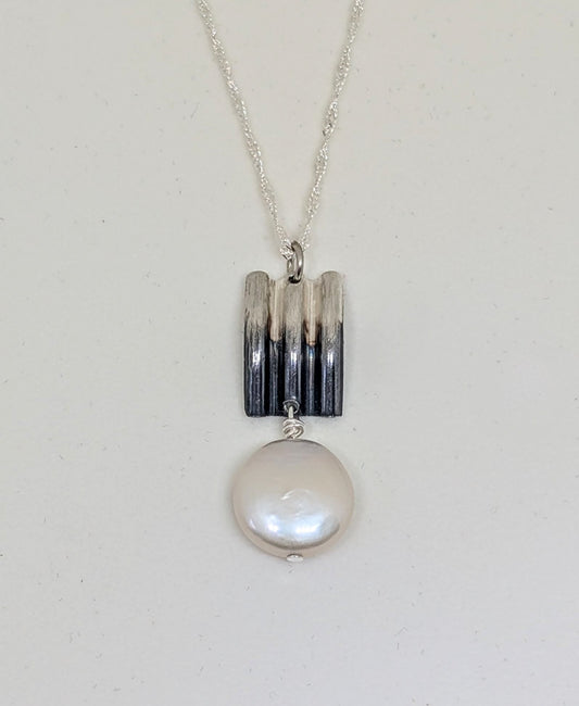 Ombre pendant with coin pearl
